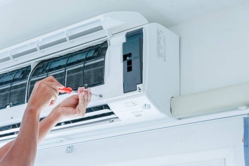 Nos techniciens interviennent aurpès des professionnels pour dépanner les climatisations.