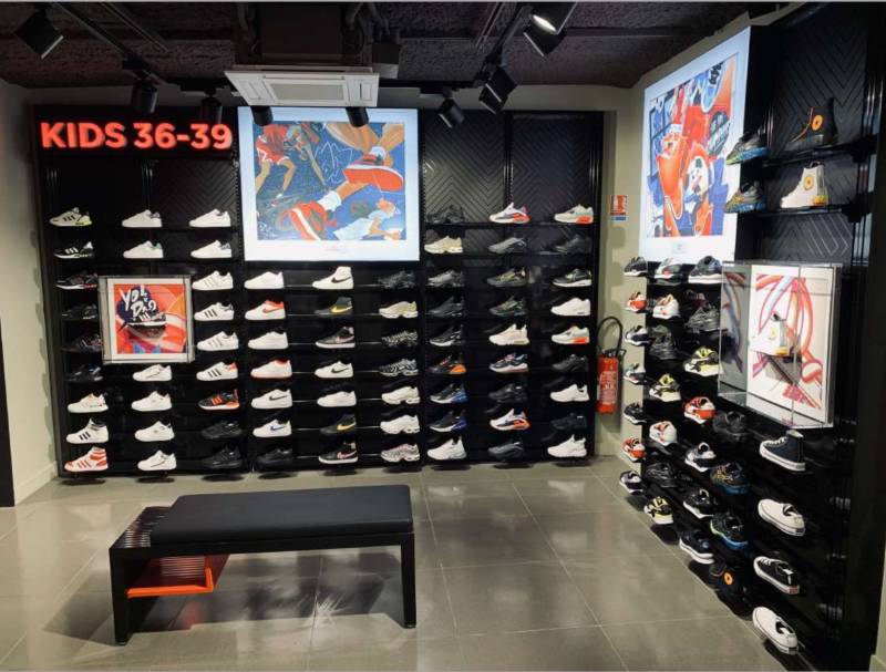 Vue à l’intérieur du magasin Foot Locker Aix en Provence, avec une observation l’une des cassettes plafonnière 900x900 de type PLA-RP71EA