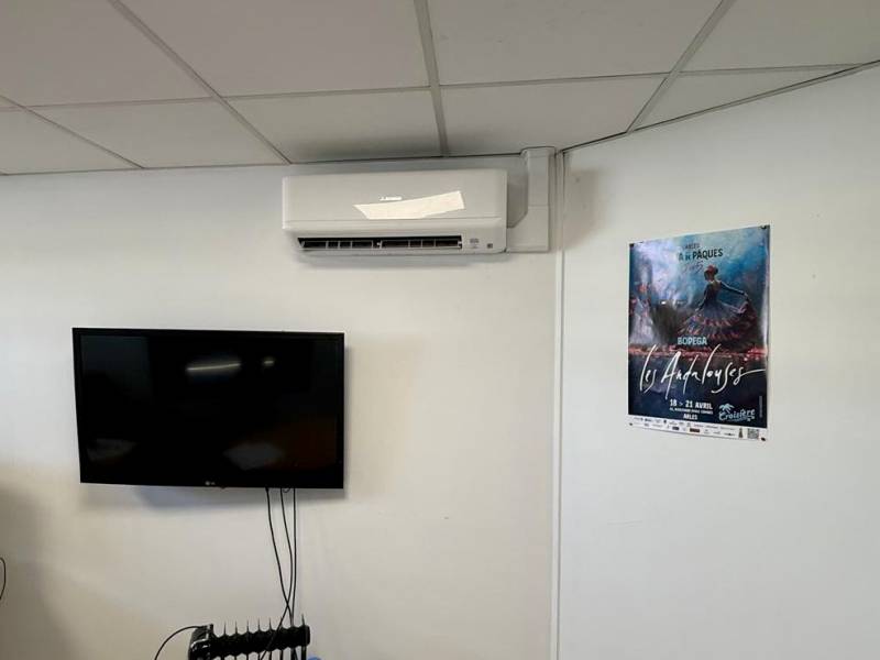 Installation climatisation splits muraux Mitsubishi Heavy (Yack) - La Poste CDIS Arles